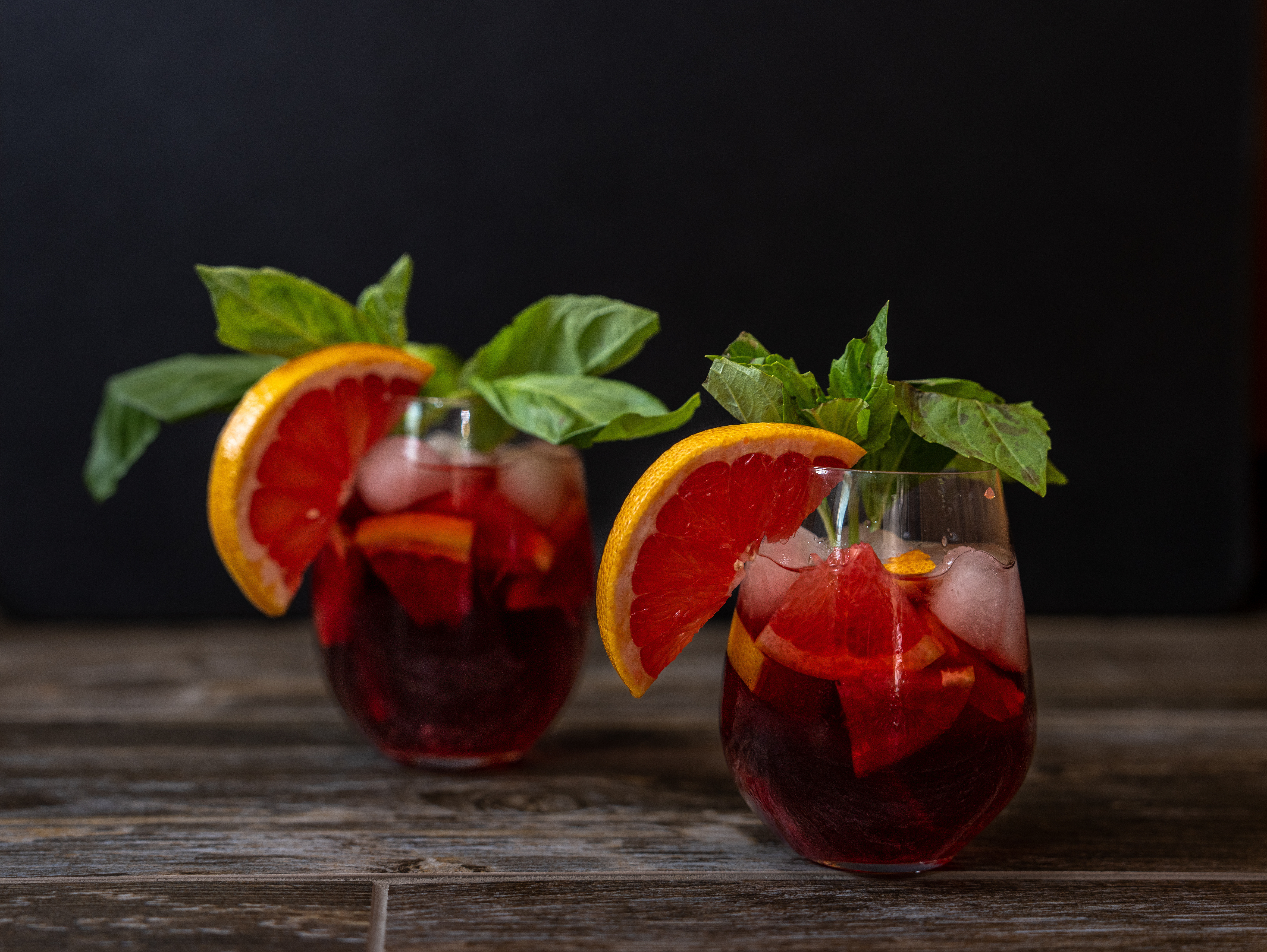 Zwei Cocktails mit Grapefruit