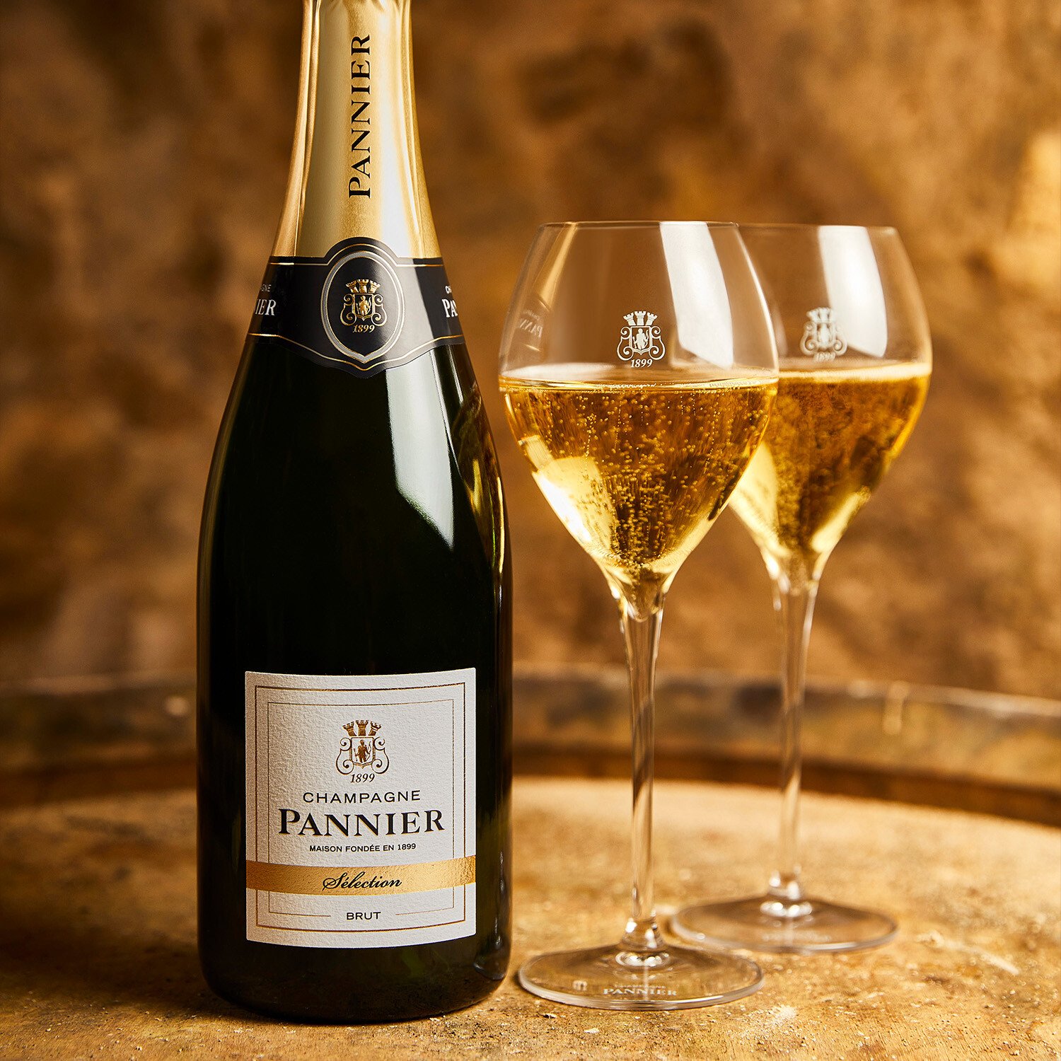 Champagner mit zwei Gläsern in Felsenkeller