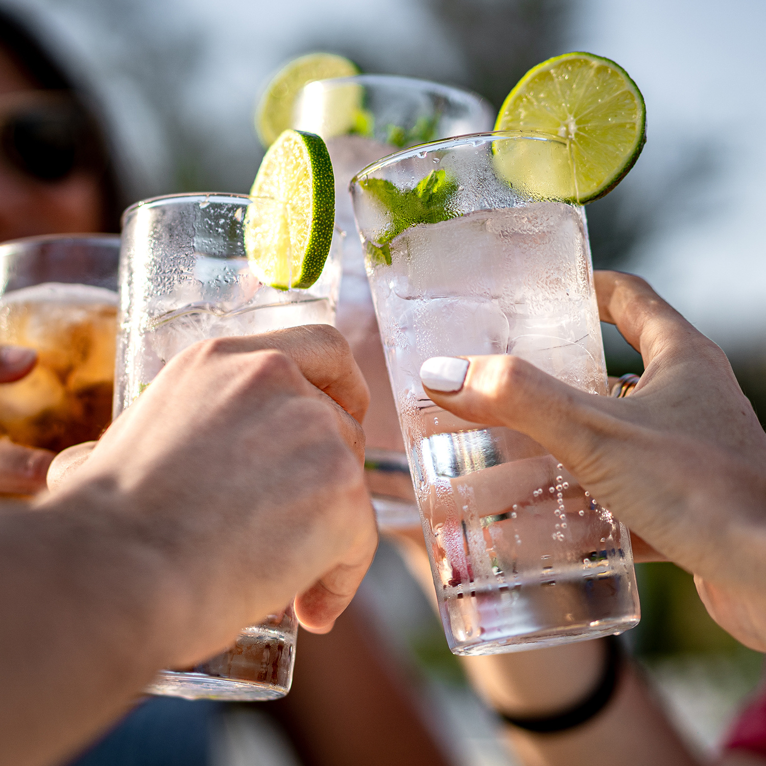 Zwei Gläser mit Gin Tonic