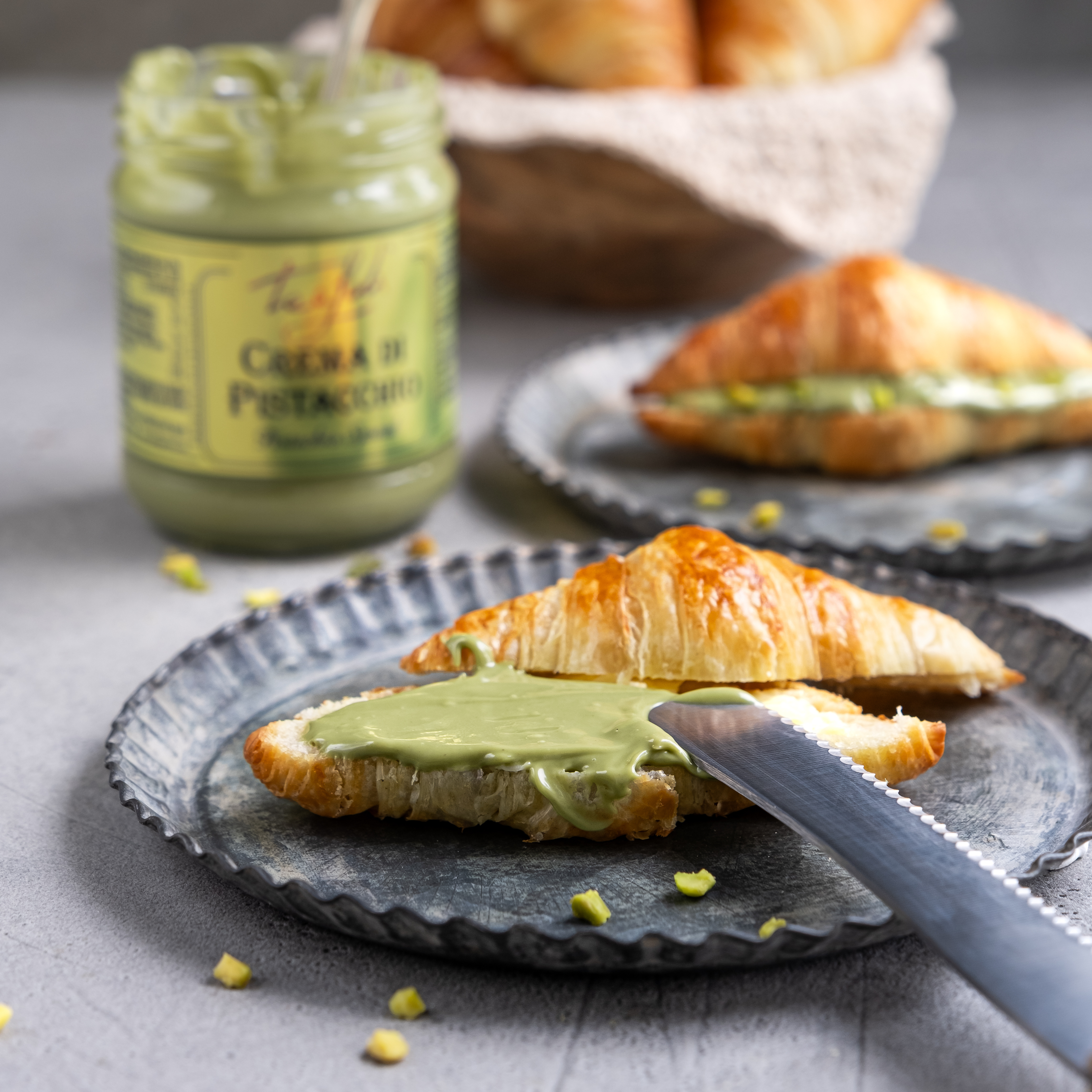 Pistaziencreme auf einem Croissant