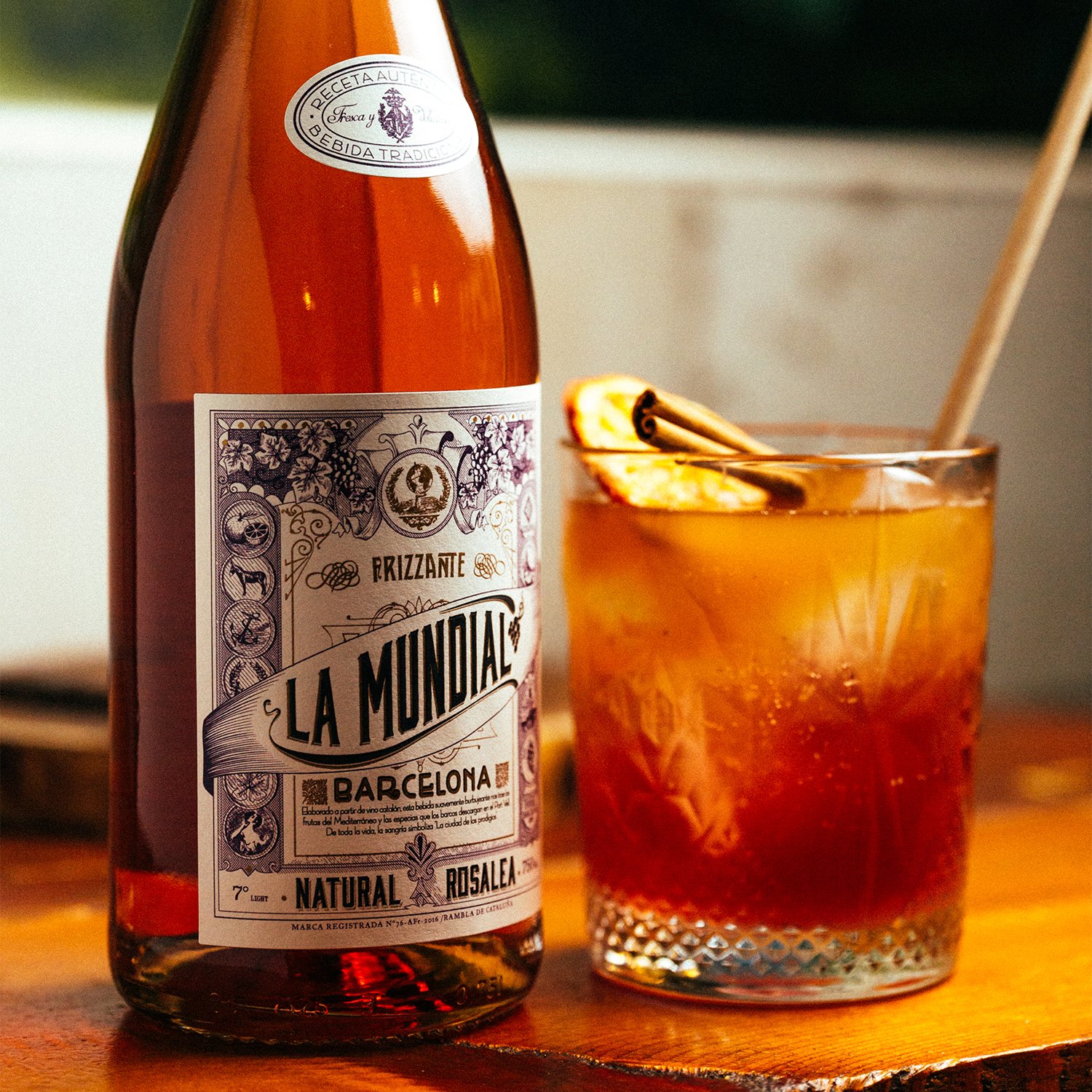 La Mundial Rosalea neben einem Cocktail